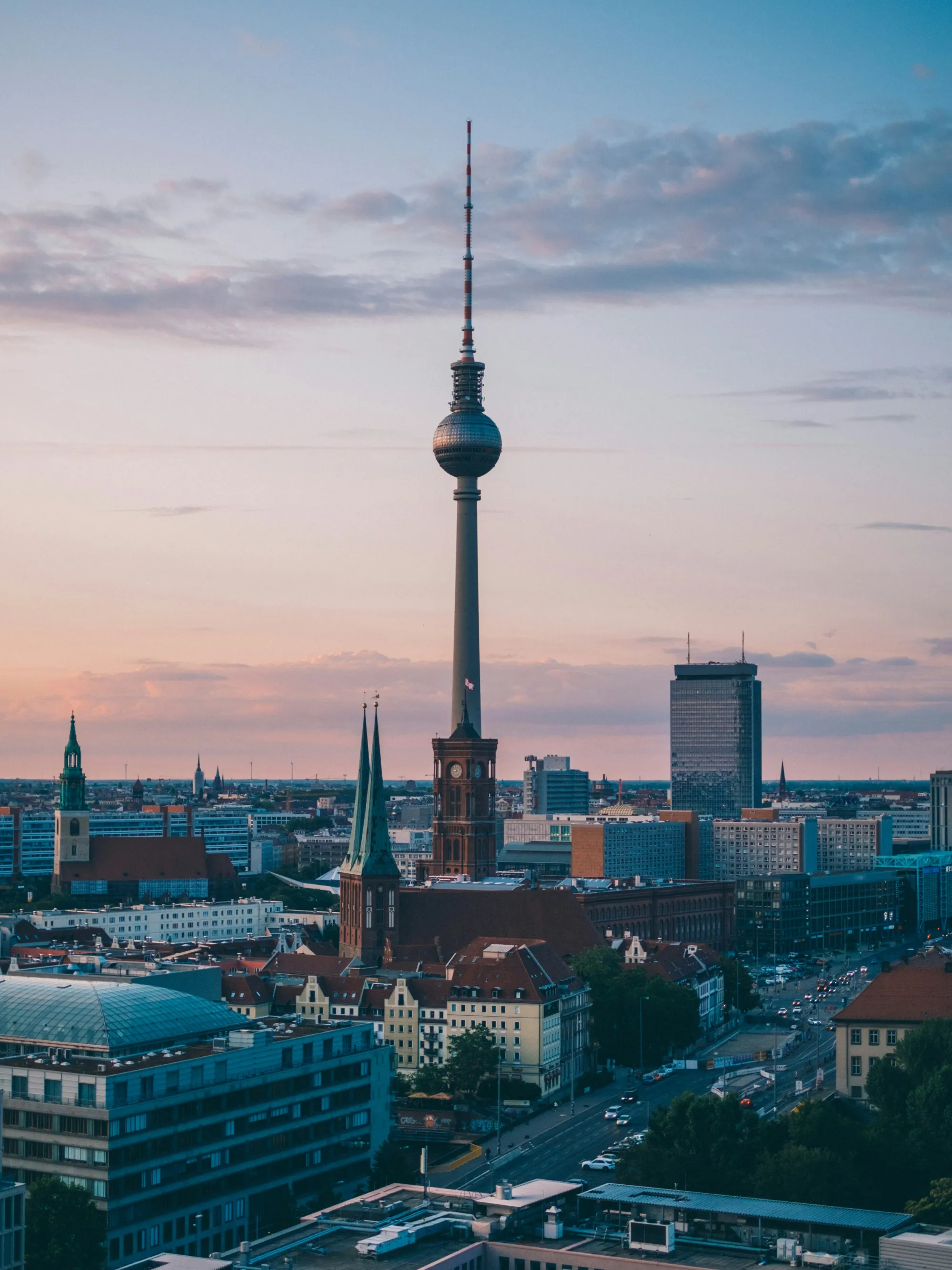 Blick auf die Berliner Skyline mit dem Fernsehturm bei Sonnenuntergang.